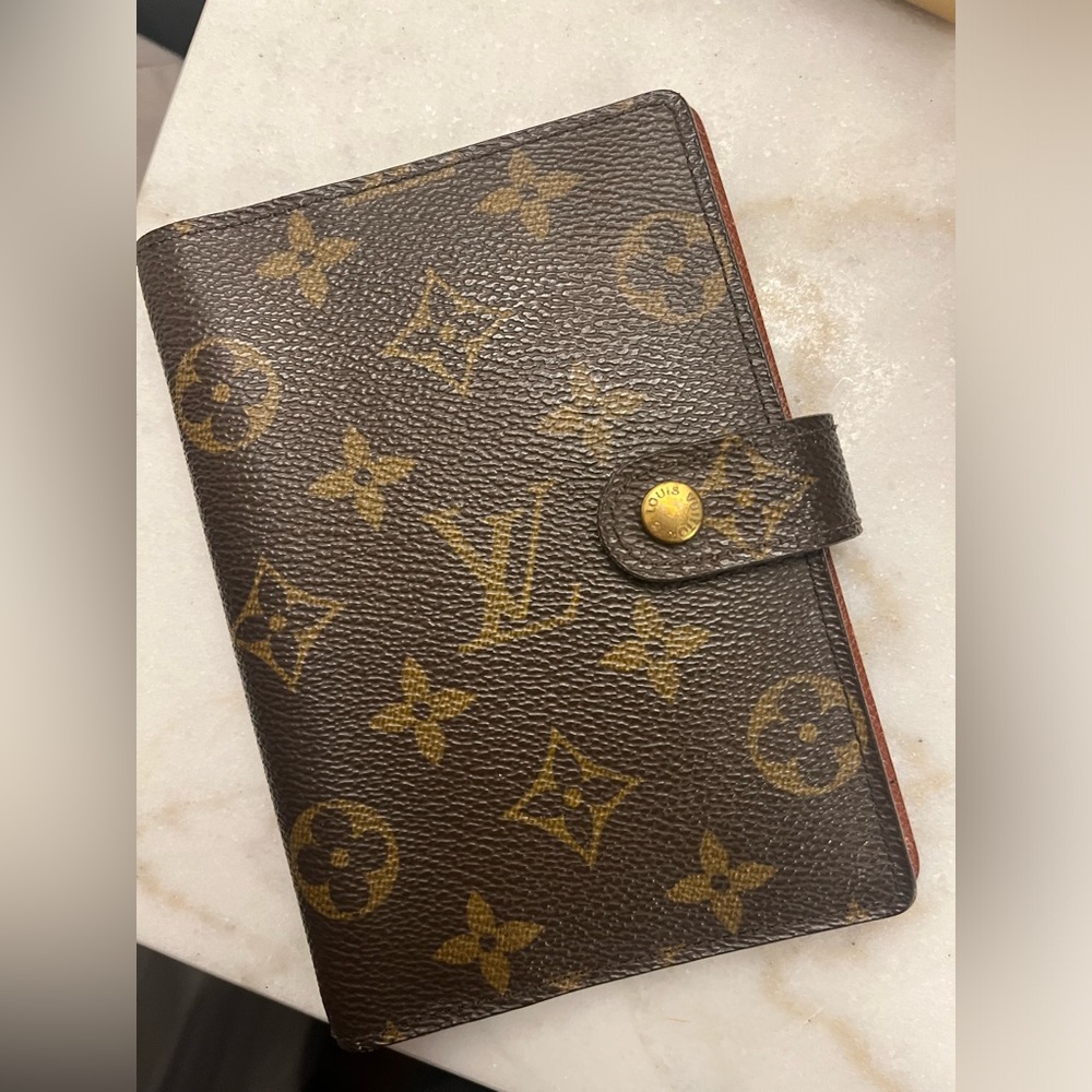 LOUIS VUITTON
Monogram Small Ring Agenda Cover